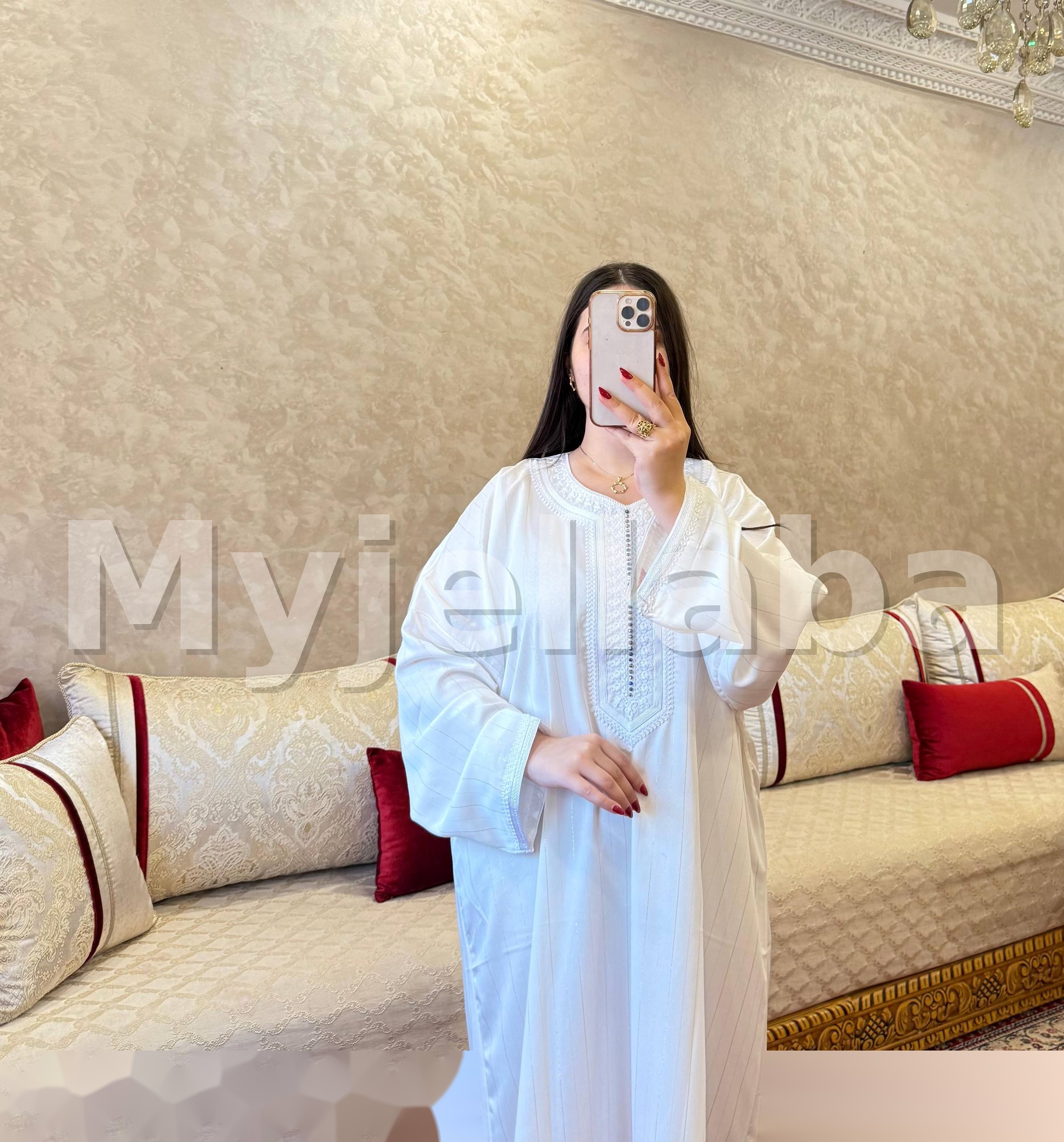 Jellaba Blanche Élégante avec Broderies