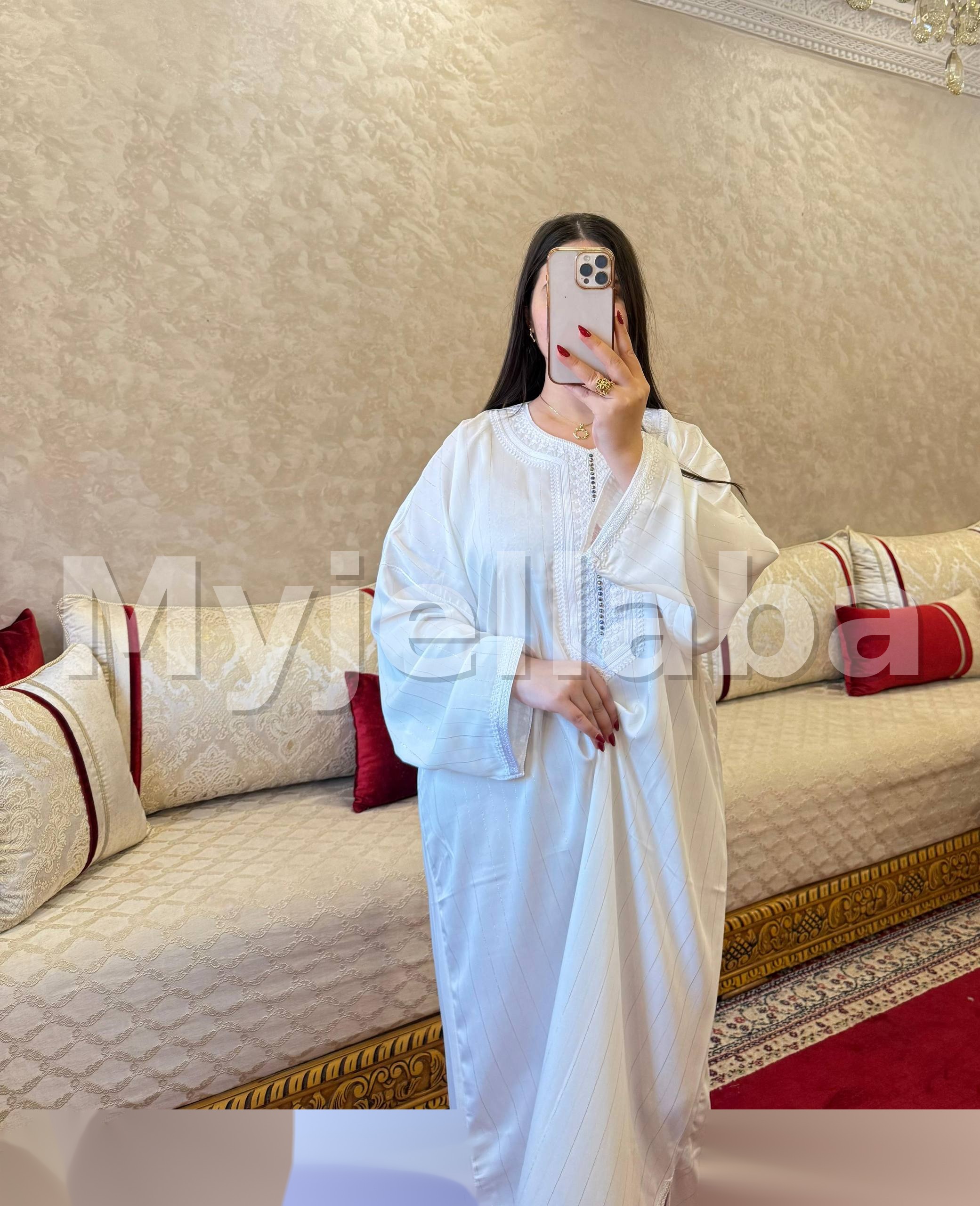 Jellaba Blanche Élégante avec Broderies