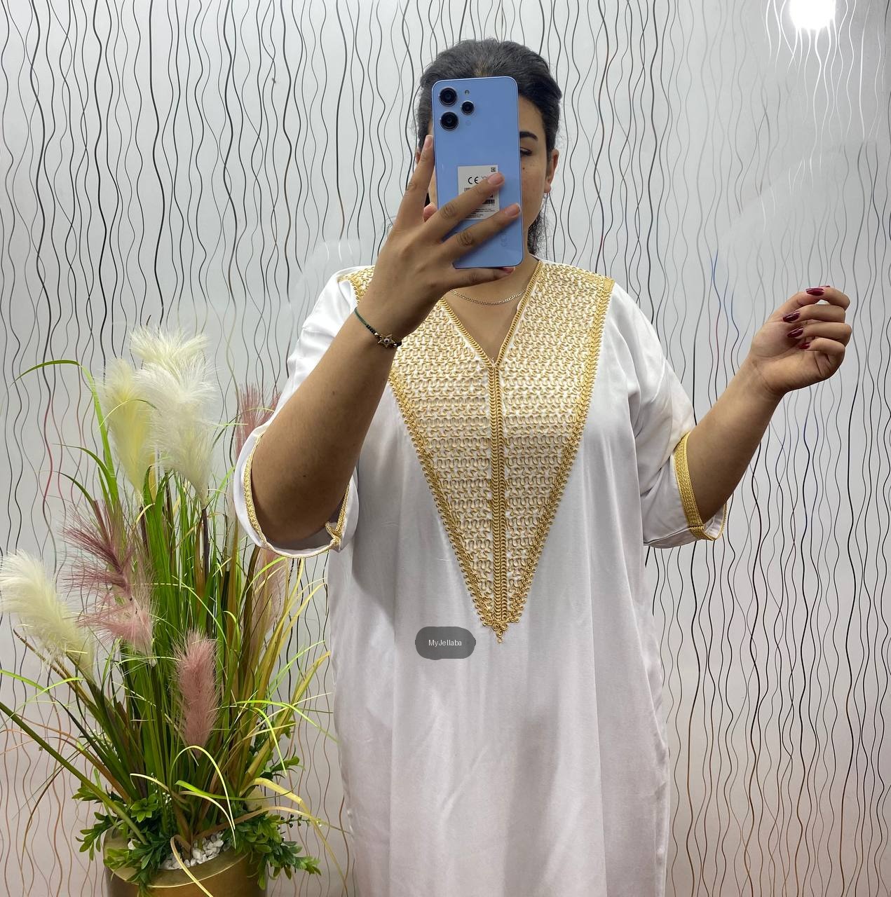 Jellaba Blanche Élégante avec Broderie Dorée